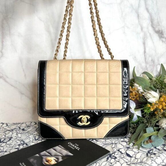 Authentic CHANEL CC Lambskin Patent Chocolate Bar Flap Bag Chain Beige Black - Picture 3 of 16